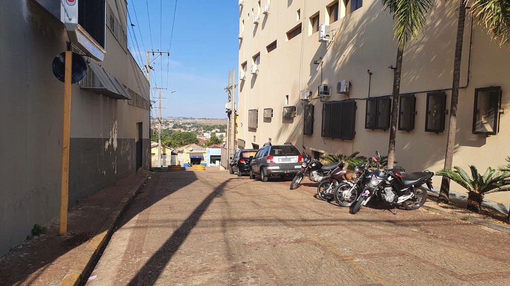 Trecho da Rua Visconde de Cairu, entre a Avenida Brasil e a Rua Mendes de Moraes, na Vila São Jorge, em Presidente Prudente (SP) — Foto: Leonardo Bosisio/g1