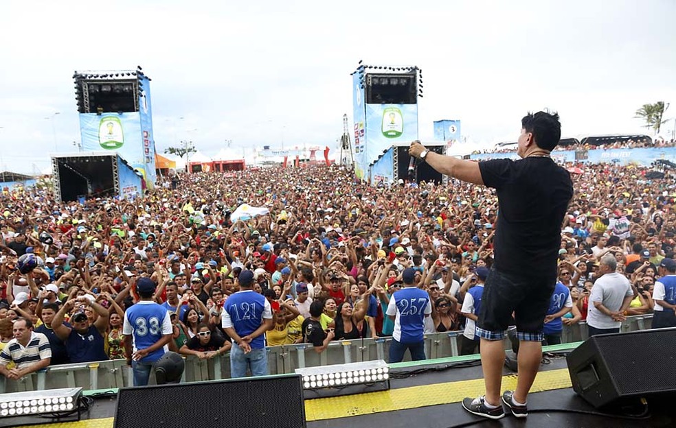 MultidÃ£o acompanha show da banda Grafith na Fifa Fan Fest, em Natal, em 2014 â Foto: CanindÃ© Soares