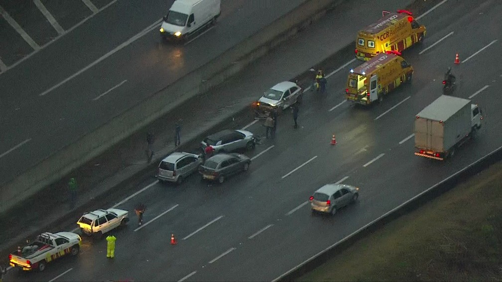 Engavetamento na Anhanguera interdita rodovia e