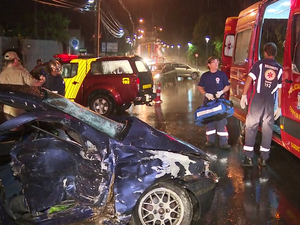 Acidente provocado pela chuva deixou quatro pessoas feridas em Santa Felicidade (Foto: Reprodução/RPC)
