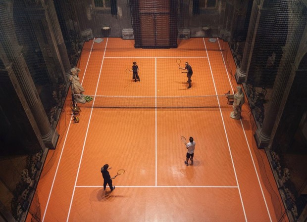 Artista insere quadra de tênis dentro de igreja do século XVI (Foto:  Divulgação)