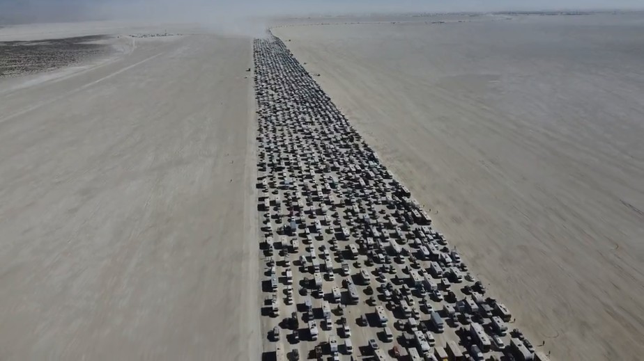 Fila quilométrica de engarrafamento na saída do festival Burning Man