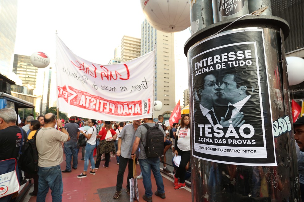 SÃO PAULO, 17:11: Manifestantes colaram cartazes contra o governo em protesto na Avenida Paulista nesta sexta (14) — Foto: Celso Tavares/G1