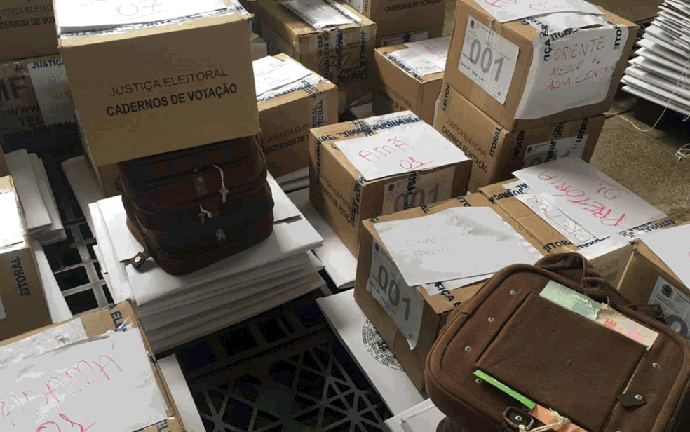 Mais de 600 urnas eletrÃ´nicas e 64 de lona sÃ£o preparadas pela JustiÃ§a Eleitoral, em BrasÃ­lia, para que brasileiros votem no exterior â?? Foto: Gabriel Luiz/G1