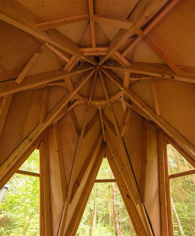 Os painéis de madeira são unidos por vigas do mesmo material e dão formas geométricas à estrutura (Foto: Instagram/ Reprodução)