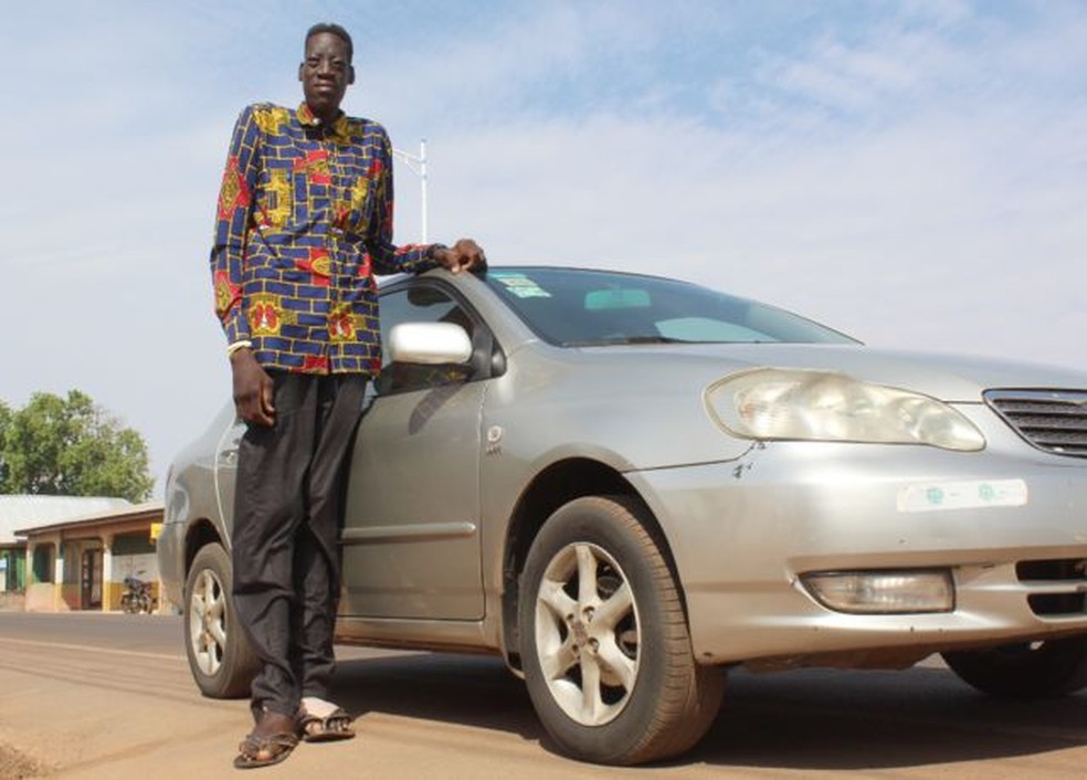 Awuche pretendia tirar carteira de motorista, mas não cabe atrás do volante — Foto: BBC