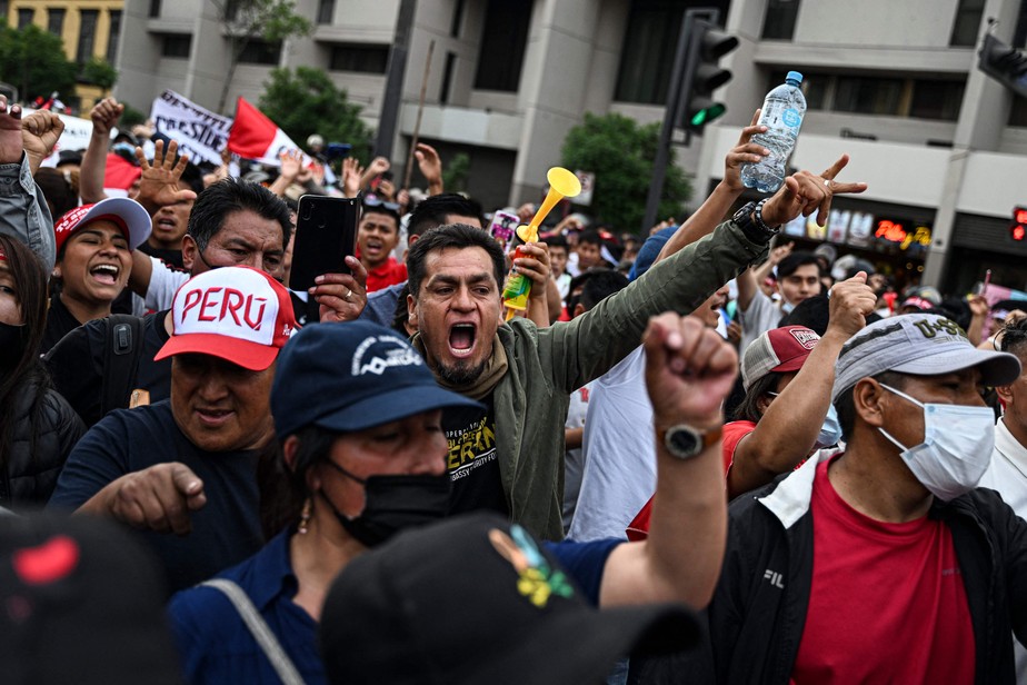 Peruanos protestam após destituição de Pedro Castillo, acusado de golpe de Estado