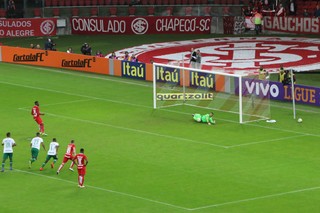 Paulão perde pênalti contra a Chapecoense (Foto: Beto Azambuja)