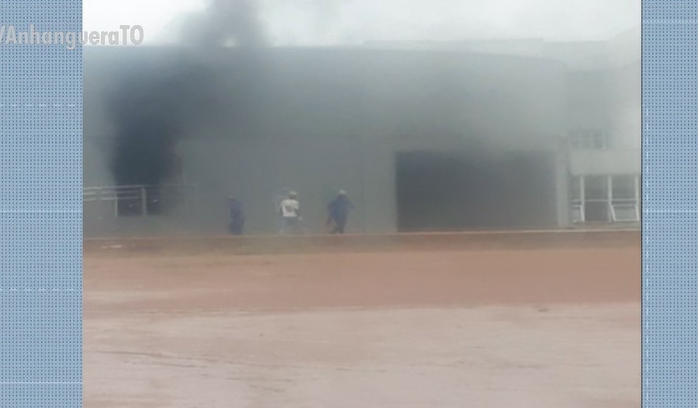 Fogo destrói auditório de hospital em obras — Foto: Reprodução/TV Anhanguera