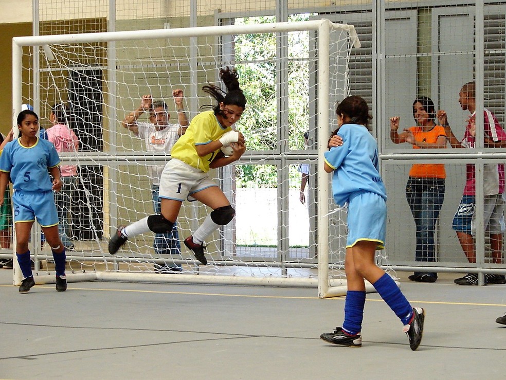 Goleira baiana defende bola no ar durante Olimpíadas Colegiais, em 2006 — Foto: Arquivo pessoal/Manoel Façanha