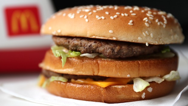 Hambúrguer em um restaurante fast food do McDonald's (Foto: Anton Novoderezhkin / Colaborador via Getty Images)