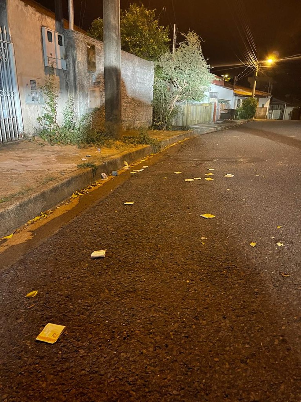 Durante a fuga, suspeito jogou dinheiro pela janela do carro — Foto: Polícia Militar 