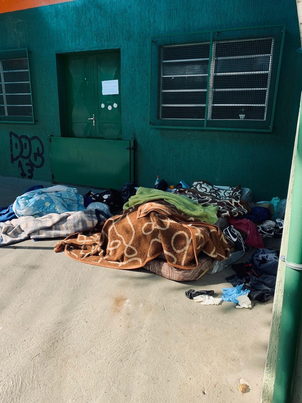 Morador de rua é encontrado morto em frente a posto de saúde em Santo André neste domingo (7) — Foto: Elaine Blast/TV Globo