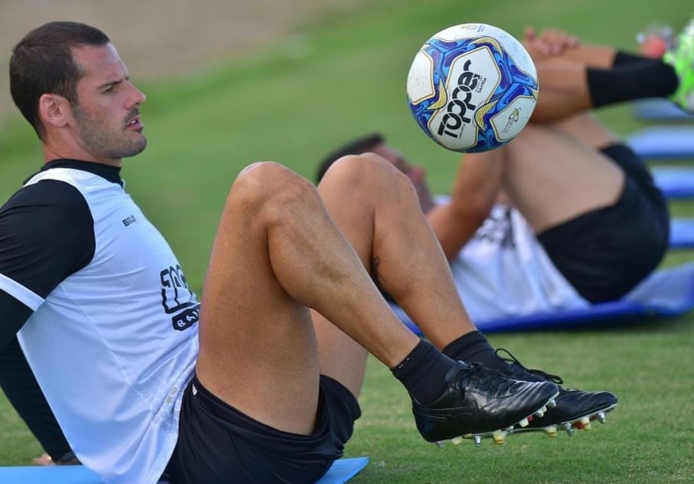 Um dos líderes do elenco do Botafogo-PB, o zagueiro Fred espera que a volta do futebol não seja precipitada — Foto: Josemar Gonçalves / Botafogo-PB