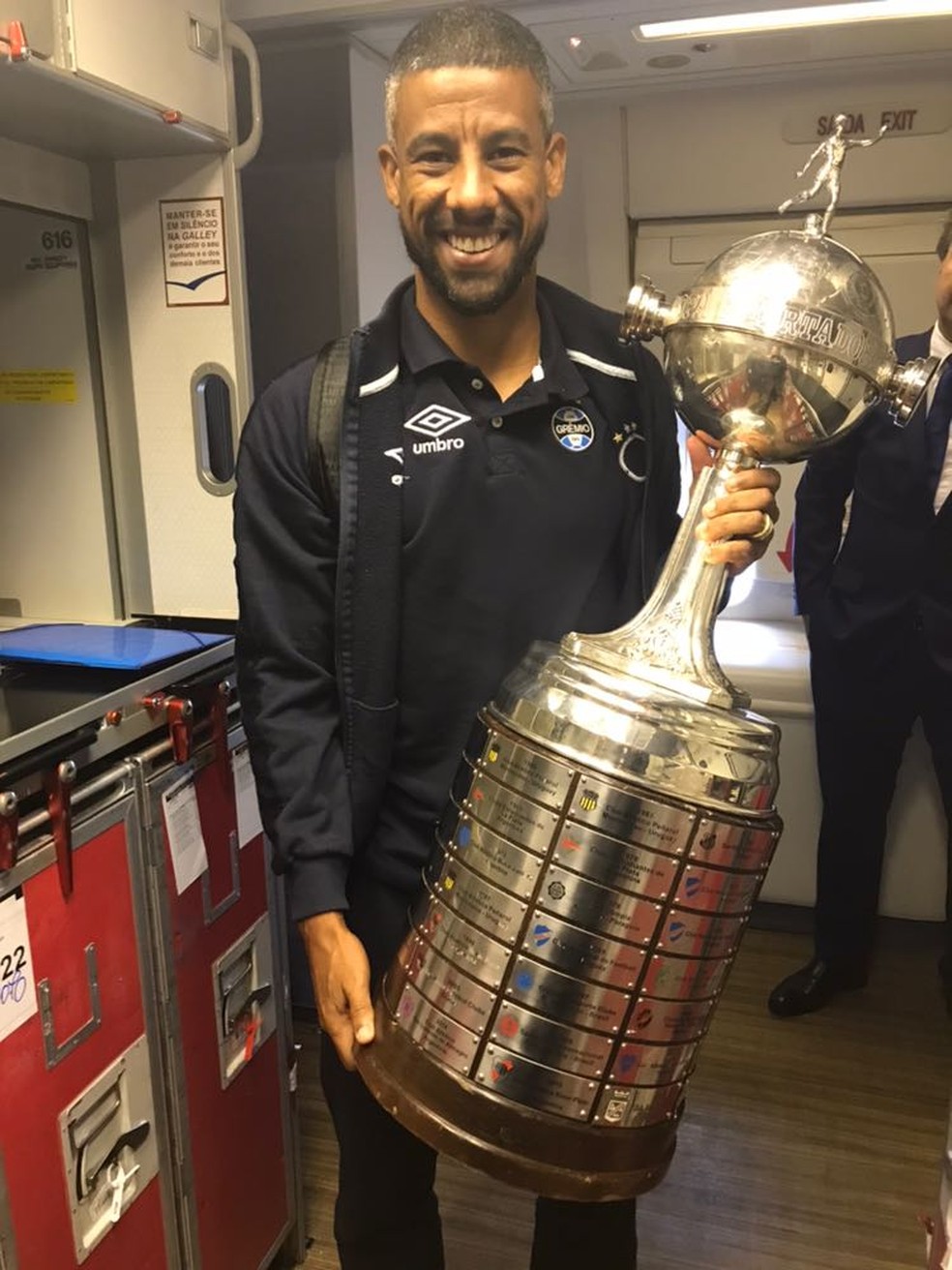 Léo Moura com a taça da Libertadores conquistada com o Grêmio no ano de 2017 — Foto: Arquivo Pessoal