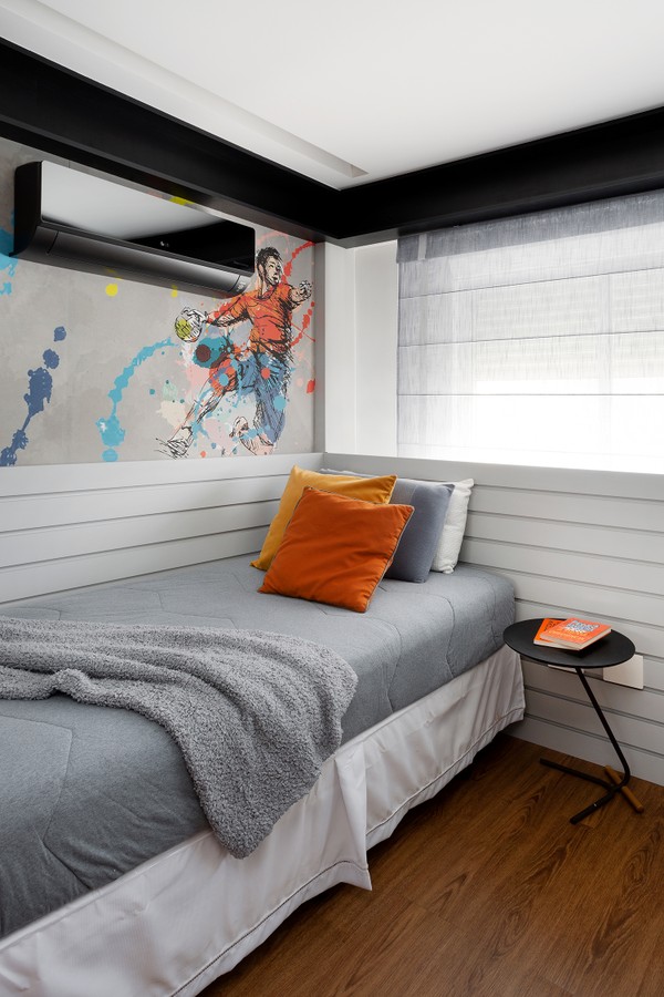 Apartamento de 124 m² tem décor com tons sóbrios e painéis de madeira (Foto: Julia Ribeiro )