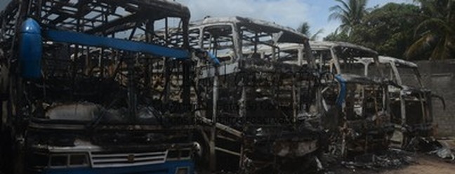O esqueleto de ônibus que foram incendiados a mando de facção criminosa no RN — Foto: José Aldenir / TheNews2 / Agência O GLOBO