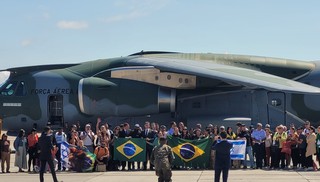 Avião da FAB com 1º grupo de brasileiros resgatados em Israel pousa em Brasília