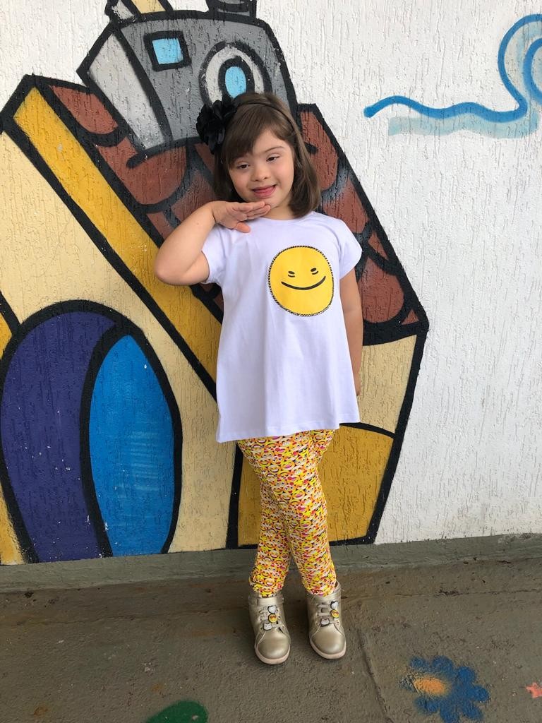 Menina de 8 anos escolhe modelos e estampas de linha de moda inclusiva -  Revista Crescer