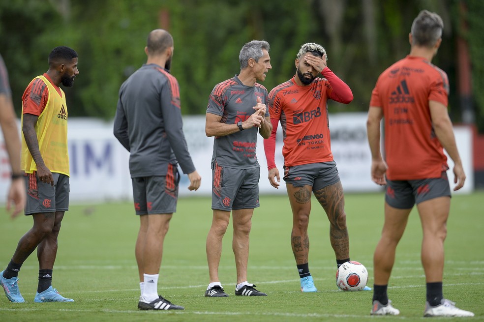 Paulo Sousa conversa com Gabigol no treino do Flamengo — Foto: Marcelo Cortes/Flamengo