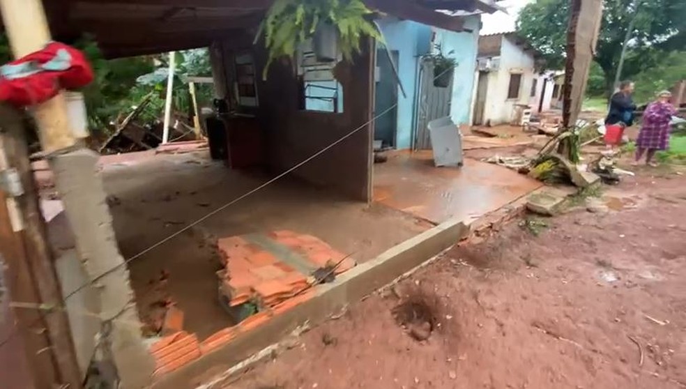 Famílias perdeu todos os móveis e está desabrigada. — Foto: Martim Andrada/TV Morena