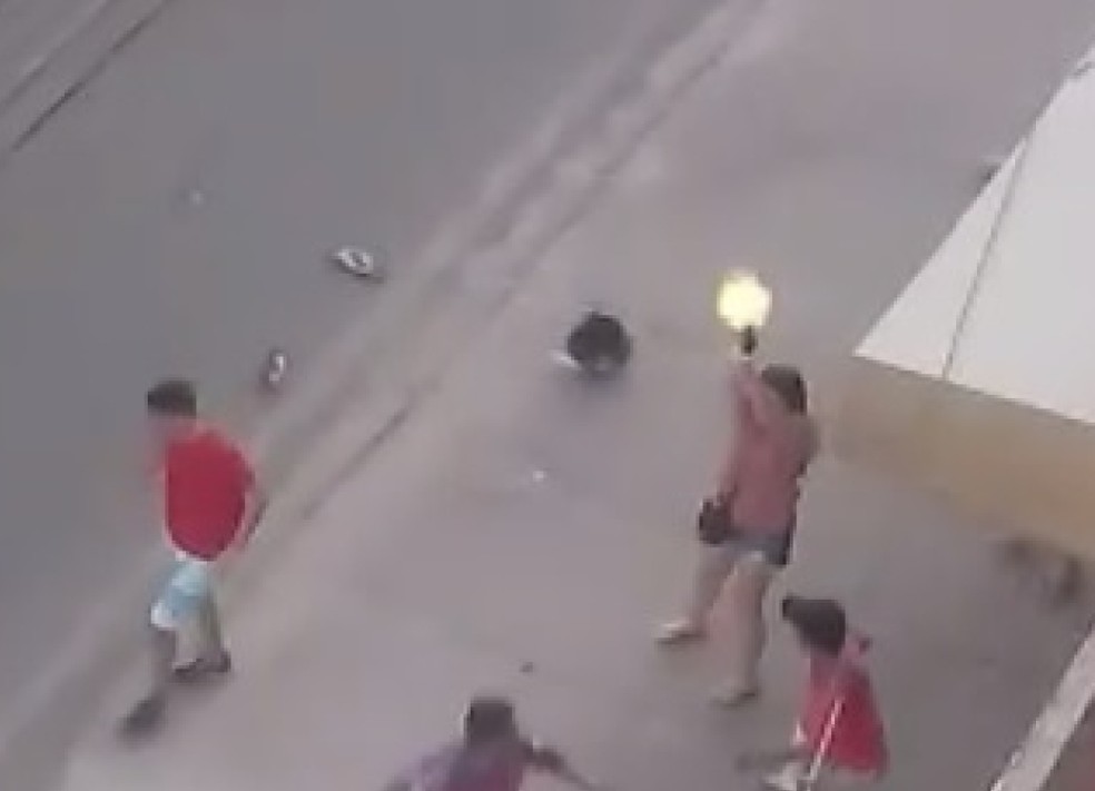 Escrivã da Polícia Civil dispara para impedir linchamento de torcerdor — Foto: Reprodução