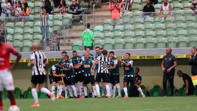 Jogadores do Atlético-MG comemoram gol contra o Tupynambás