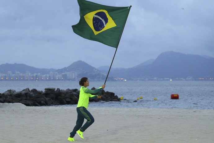 Martine Grael bandeira do Brasil vela ouro (Foto: REUTERS)