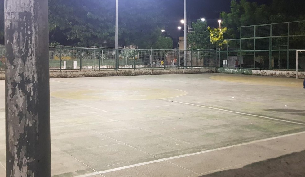 Adolescente chegou a correr para tentar se salvar, mas foi atingido por vários disparos e morreu no local. — Foto: Rafaela Duarte/ SVM