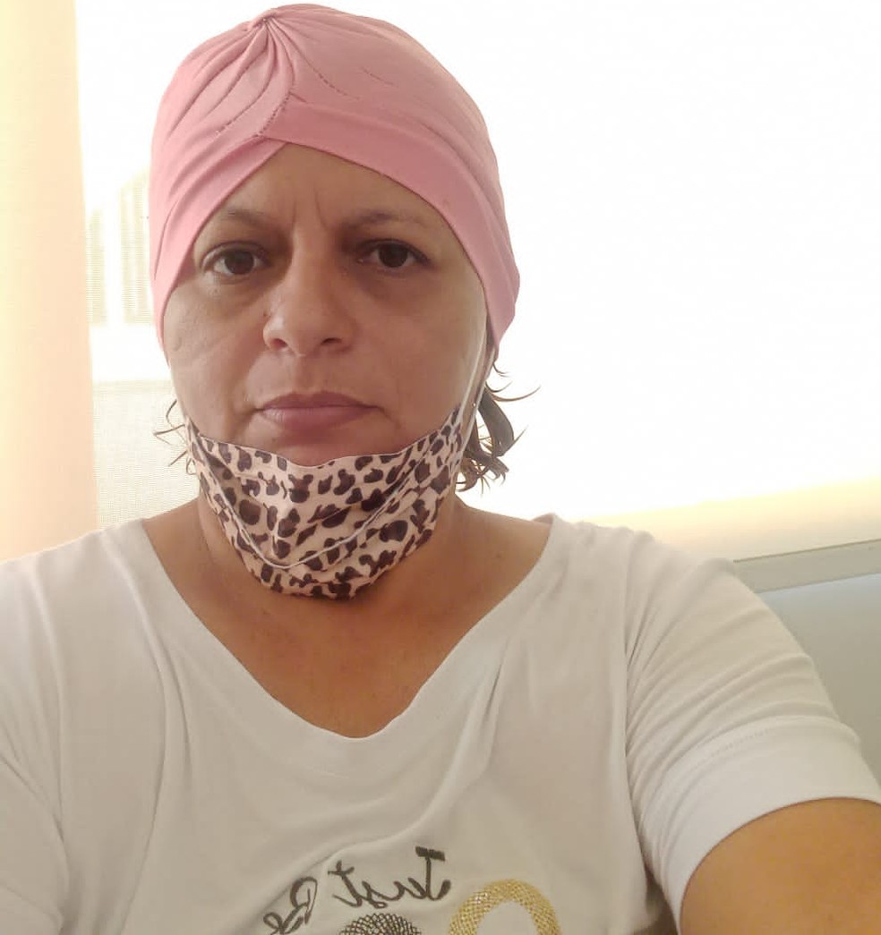 "Eu não estou enterrada, mas estou indo todo mês no Hospital do Câncer buscar meu remédio para seguir o tratamento", destaca Edileny Mayre, de 46 anos — Foto: Reprodução