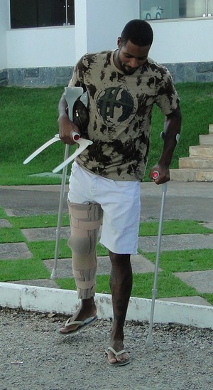 Com perna direita imobilizada, Dedé  se diverte com bumerangue na Toca II