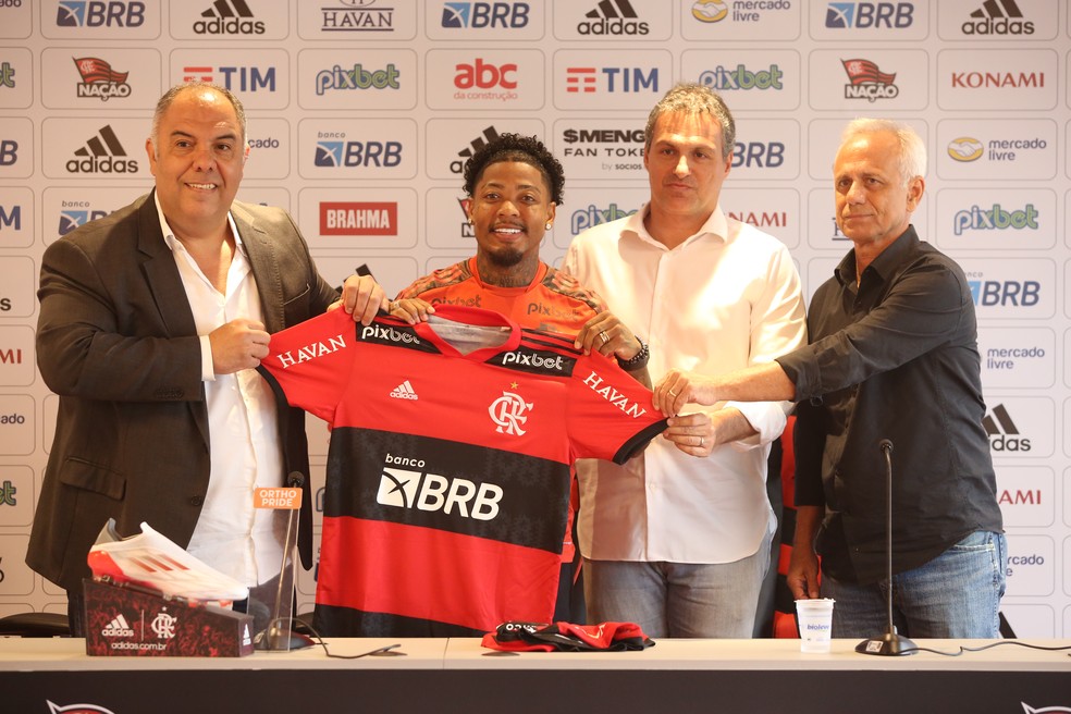 Marinho na coletiva de apresentação, ao lado de Marcos Braz, Bruno Spindel, Reinaldo Belotti — Foto: Gilvan de Souza/Flamengo