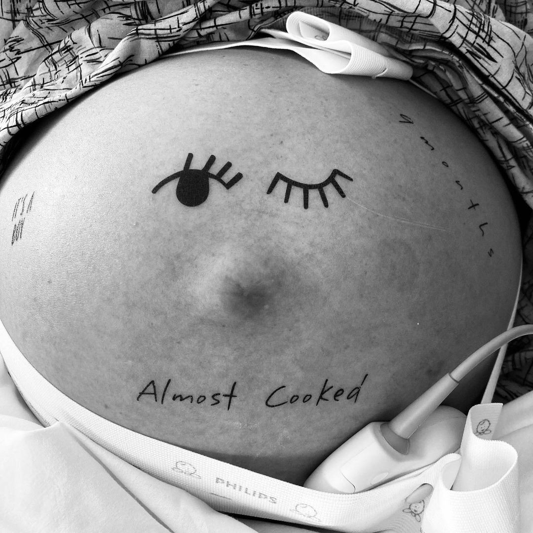 Jennifer Love Hewitt exibiu barrigão pintado por outros filhos antes do parto (Foto: Reprodução Instagram)