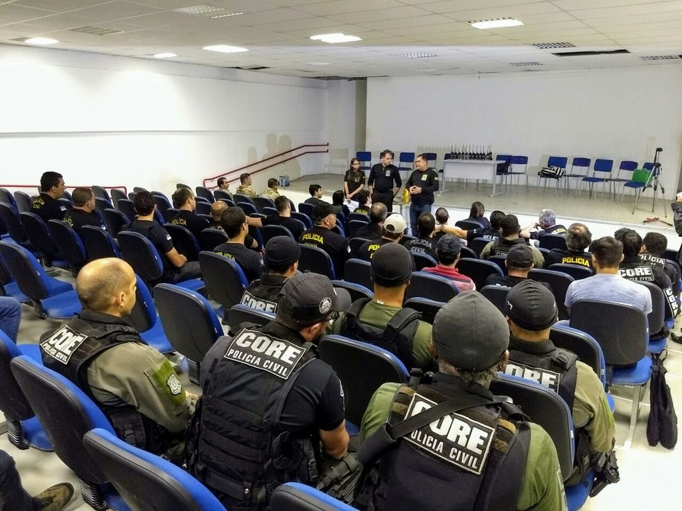 Policiais participaram da Operação Intramuros, que desarticulou quadrilha envolvida em tráfico, homicídios e venda de armas em PE (Foto: Polícia Civil/Divulgação)