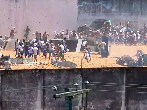 Confronto entre presos em Alcaçuz (Foto: Reprodução/TV Globo)