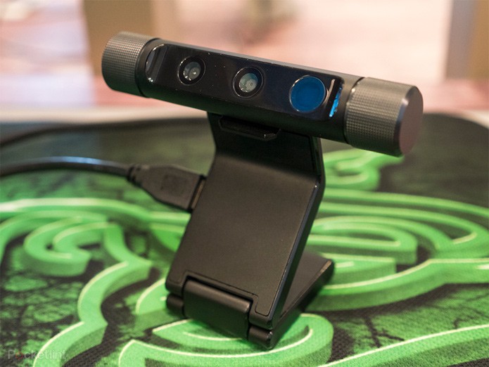 Webcam possui três lentes e uma saída USB (Foto: Reprodução/Pocket-lint)