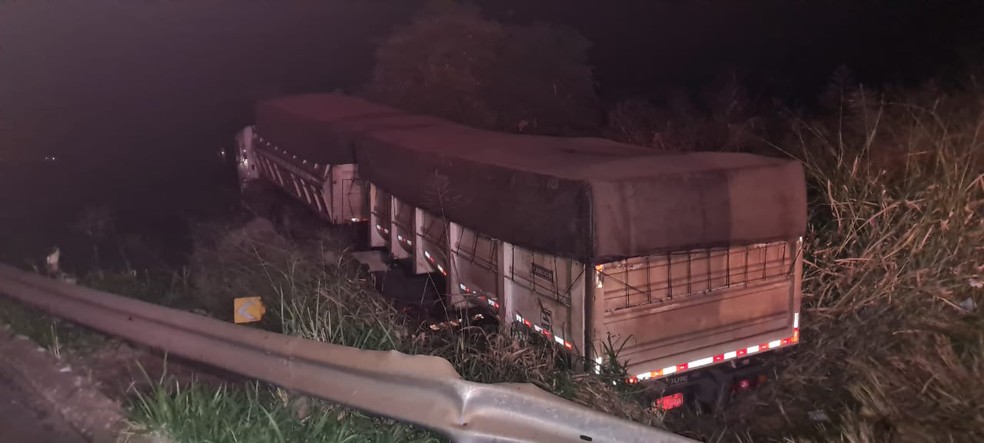 Motorista de 25 anos bateu na lateral da carreta em Tupã  — Foto: João Trentini / Arquivo pessoal 