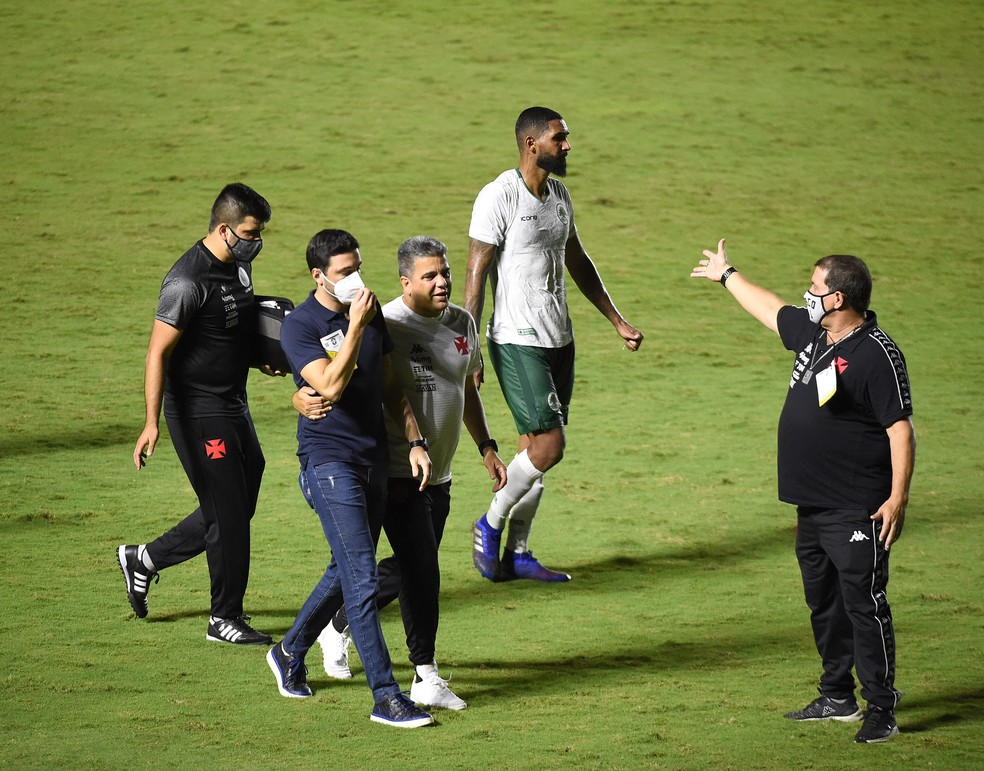 P�ssaro deixa o gramado ap�s reclamar da arbitragem � Foto: Andr� Dur�o