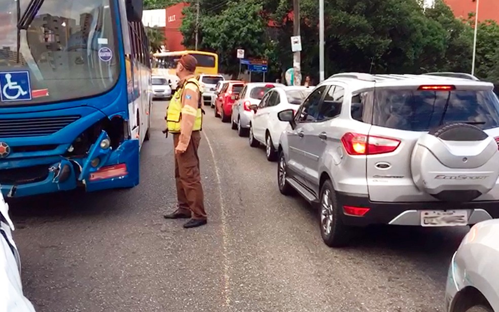 Acidente entre Ã´nibus e carros deixa trÃ¢nsito lento na FederaÃ§Ã£o (Foto: ReproduÃ§Ã£o/TV Bahia)