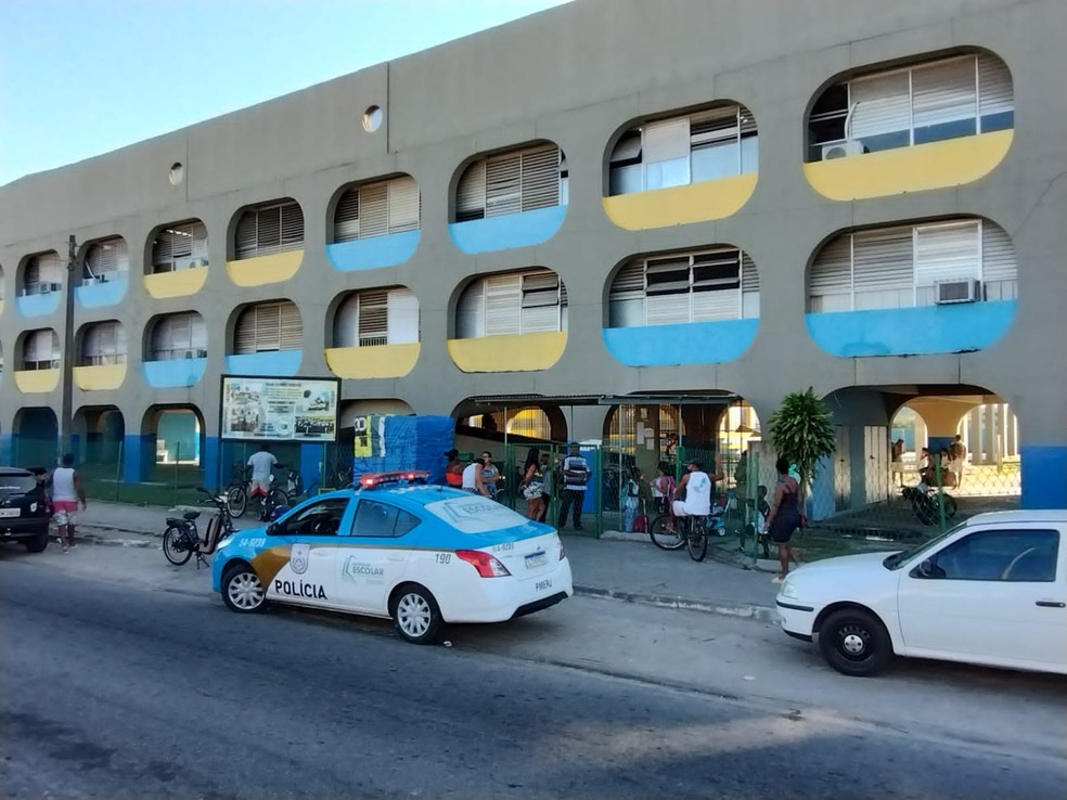 Policiamento seguiu reforçado nas unidades escolares de Guarus, em Campos — Foto: 8º BPM/Divulgação