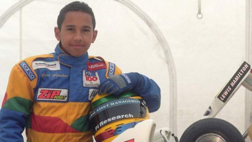 Hamilton na infância com capacete parecido com o de Senna — Foto: BBC