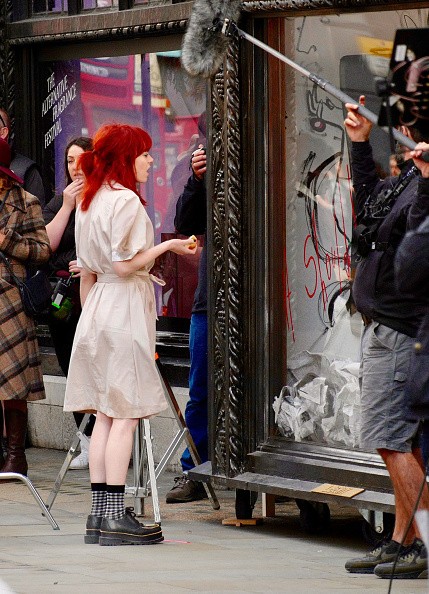 LONDON, ENGLAND - SEPTEMBER 01:  Emma Stone seen on set of Disney's new film 'Cruella' outside the Liberty store on September 01, 2019 in London, England. (Photo by J. Almasi/GC Images) (Foto: GC Images)