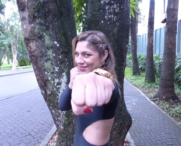 Formada em Ciências Contábeis, Bethe Correia comenta que se apaixonou pelo MMA (Foto: Marcele Bessa / Gshow)