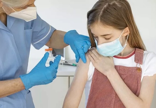 Embora a vacina da Pfizer esteja aprovada para crianças, não há previsão de quanto essa faixa etária será incluída na campanha nacional de imunização (Foto: GETTY IMAGES via BBC Brasil)