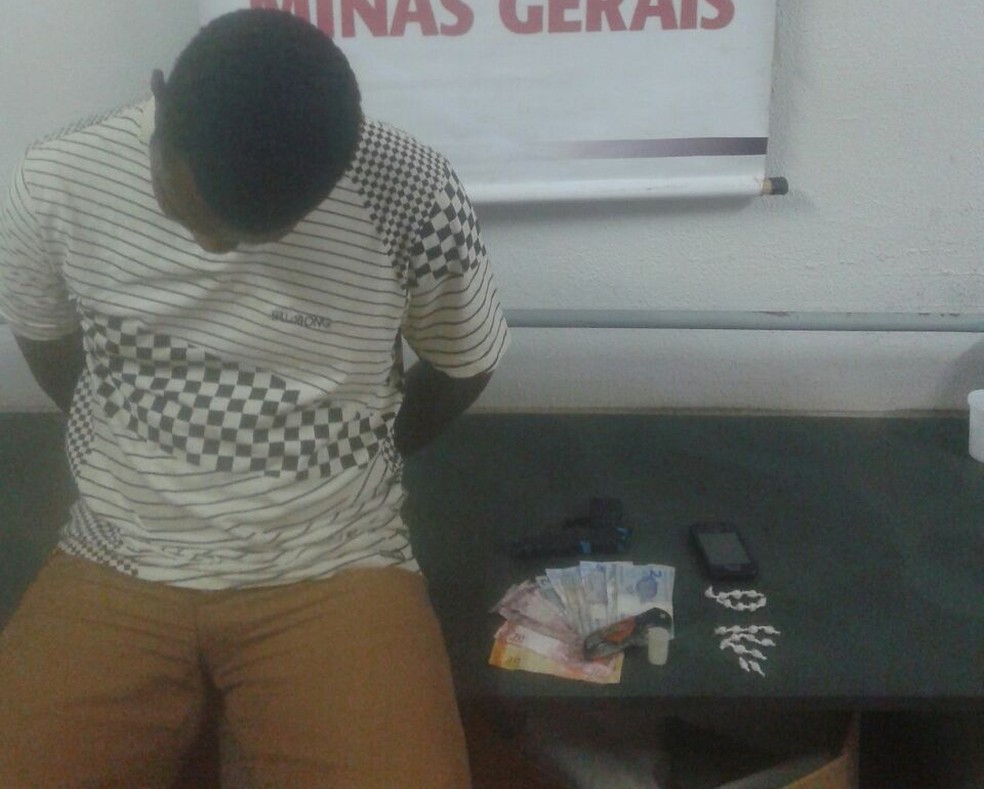 Rapaz foi preso pela PC com drogas e dinheiro (Foto: Polícia Civil/Divulgação)