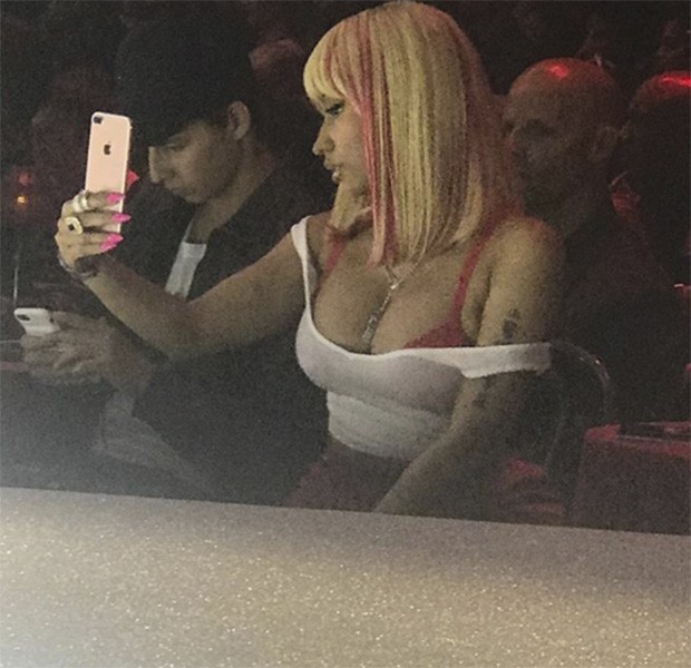 Nicki Minaj tries a selfie at the Philipp Plein show (Foto:  )
