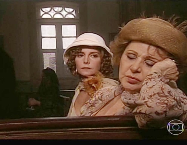 Maria Padilha e Eva Todor em cena de O Cravo e a Rosa (Foto: Reprodução/TV Globo)