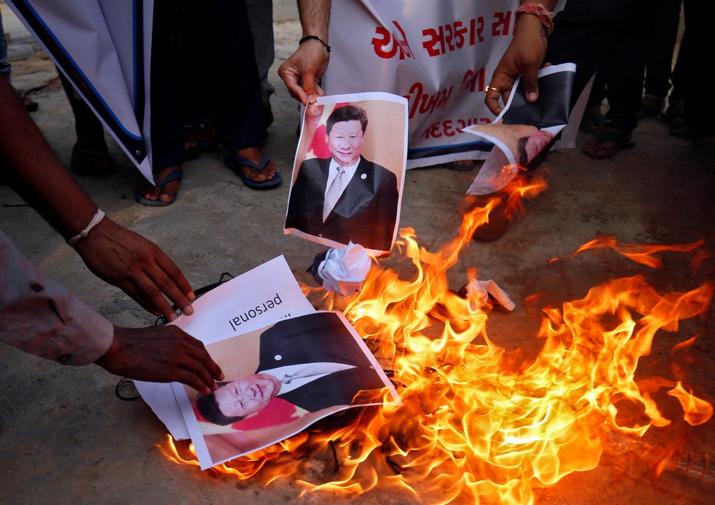 Em Ahmedabad, na Índia, manifestantes queimam imagem de Xi Jinping, o presidente da China — Foto: Amit Dave/Reuters