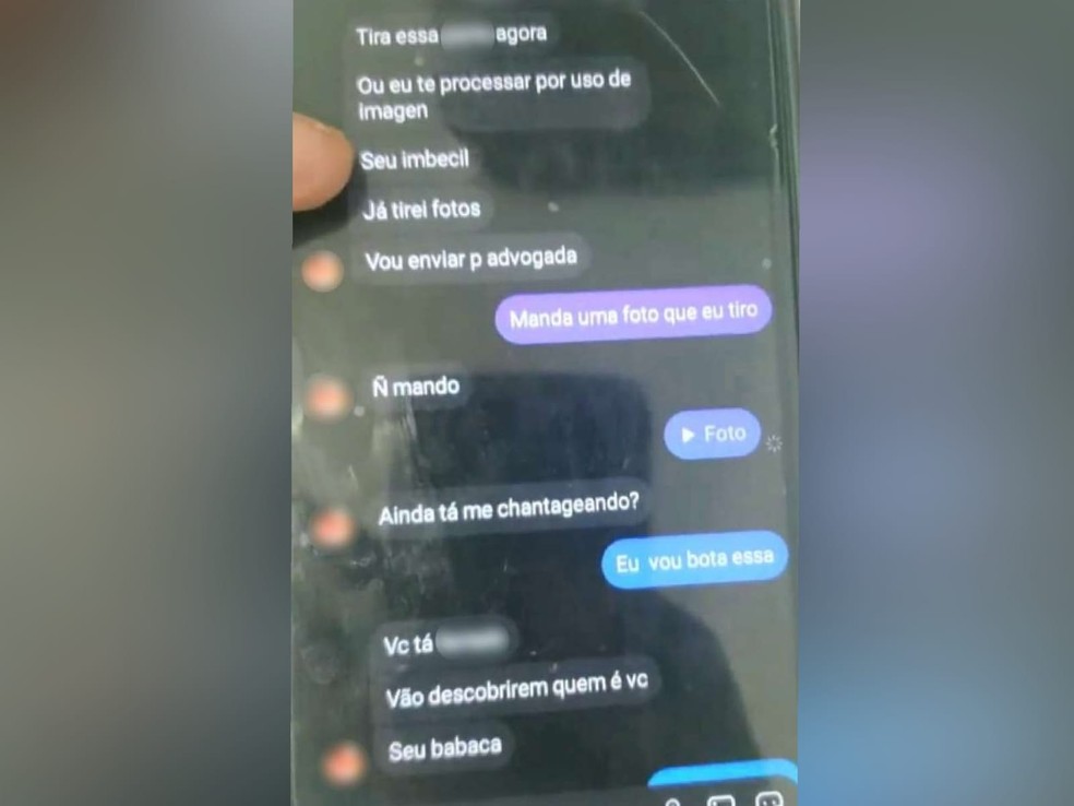 Polícia encontrou conversas no aparelho celular do adolescente, que mostram o jovem ameaçando de divulgar uma foto íntima de uma das vítimas, caso ela não envie mais imagens. — Foto: Polícia Civil/ Divulgação