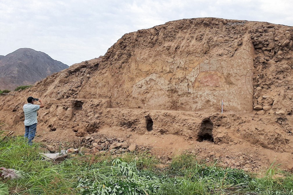 Mural foi encontrado em terreno agrícola da região de La Libertad, no norte do Peru — Foto: Andina/AFP
